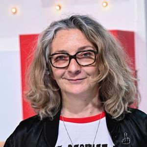 Sa maison fonctionne comme un lieu créatif et solidaire où chacun garde son espace.

Corinne Masiero - Enregistrement de l'émission "Vivement dimanche" au studio Gabriel à Paris, le 17 avril 2024, présentée par M.Drucker, et diffusée le 28 avril 2024 sur France 3. © Guillaume Gaffiot / Bestimage