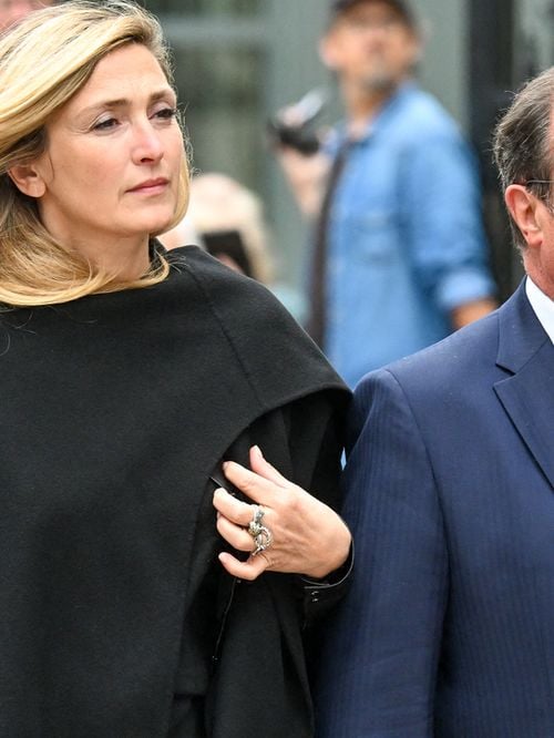 François Hollande, sa compagne Julie Gayet ainsi que de nombreuses personnalités réunis pour Bernadette Chirac à la basilique Sainte-Clotilde