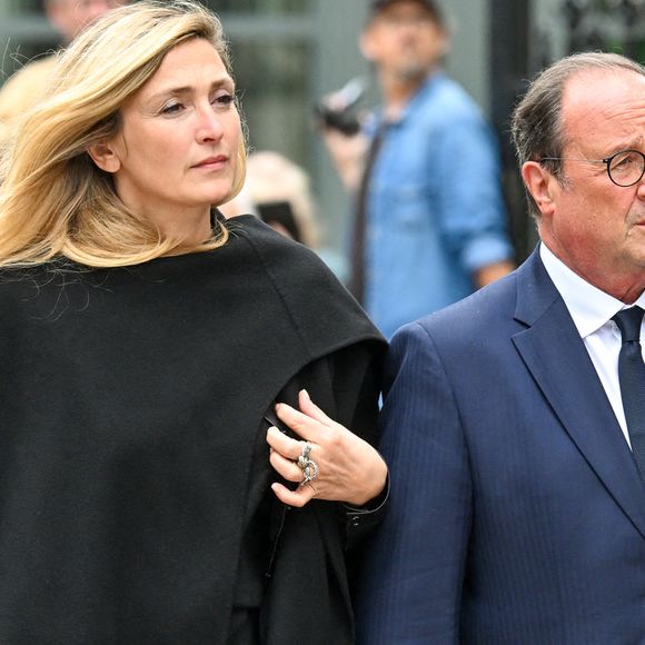 De nombreuses personnalités étaient présentes pour le dernier voyage de Bernadette Chirac.

François Hollande et son épouse Julie Gayet aux funérailles de B. Chirac à la basilique Sainte-Clotilde à Paris (7e).
© Jacovides / Liewig / Bestimage