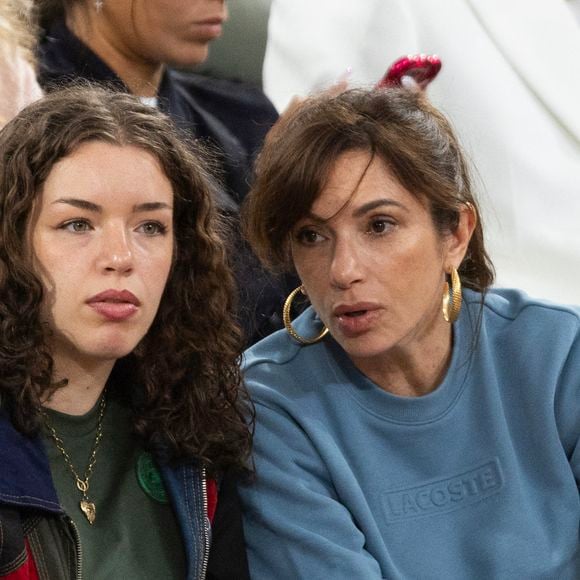 Pour Aure Atika, c'est son restaurant préféré.
Aure Atika et sa fille Angelica Zdar dans les tribunes lors des Internationaux de France de Tennis de Roland Garros 2025. Paris, le 28 mai 2025. 
© Moreau / Jacovides / Bestimage