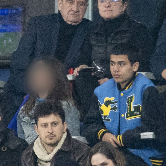 Pierre Lescure, Jamel Debbouze avec sa femme Mélissa Theuriau et leurs deux enfants Leon Debbouze et Lila Debbouze - Célébrités dans les tribunes du quart de finale de la Ligue des Nations de l'UEFA 2025 "France - Croatie (2-0 / tab 5-4)" au Stade de France à Saint-Denis le 23 mars 2025. © Cyril Moreau/Bestimage