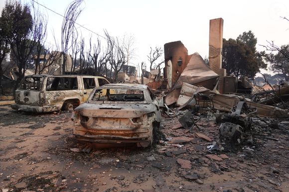 Les pompiers tentent de contrôler les incendies de Los Angeles.