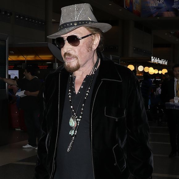 À 20 ans, il impressionne par sa ressemblance frappante avec son grand-père. 

Johnny Hallyday à quitté Los Angeles pour Paris avec sa femme Laeticia, ses filles Jade et Joy, son manager Sébastien Farran, Elyette la grand-mère de sa femme et sa chienne Cheyenne le 29 mai 2017. © Agence / Bestimage
