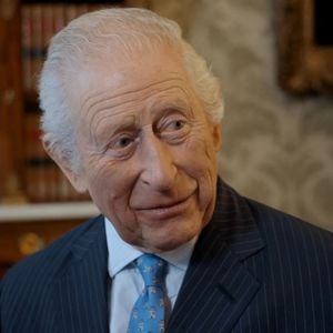 Le roi Charles III va ouvrir un lieu d’exception au public au sein de la Dumfries House, une demeure écossaise qui lui est particulièrement chère.
Le roi Charles au palais de Buckingham lors d'une séquence d'ouverture pour la chaîne nationale ITV. Photo par JLPPA / Bestimage