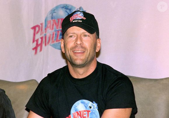 LOS ANGELES, CA. c.1995 : L'acteur Bruce Willis.photo d'archives © Paul Smith/Featureflash Photo by Alamy/ABACAPRESS.COM