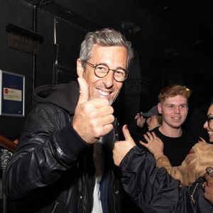 Wendy n'a pas le droit de rentrer dans le château. "Déjà pour les questions d'allergie, et ensuite, parce que sinon, elle va manger toutes vos chaussures, tout votre petit-dej."

Michael Goldman - Célébrités assistent au concert de Julien Lieb (finaliste de la Star Academy 2023) à la Cigale à Paris le 24 Septembre 2025. © Jeremy Melloul/Bestimage