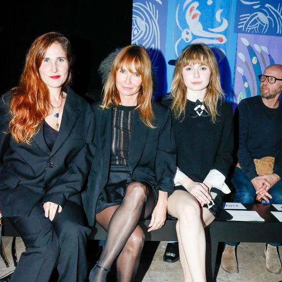 Joséphine Draï, Axelle Laffont et sa fille Mitty Hazanavicius au front row du défilé Shiatzy Chen Mode Collection Prêt-à-Porter Automne/Hiver 2025-2026 lors de la Fashion Week de Paris (PFW) au palais de Tokyo, à Paris, France, le 10 mars 2025. © Christophe Clovis/Bestimage