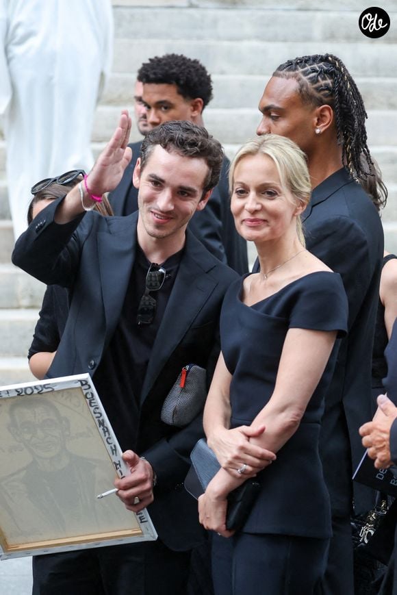 Audrey Crespo-Mara a partagé le morceau sur Instagram

Gaston Ardisson, Audrey Crespo-Mara et son fils Sékou - Sorties des obsèques de Thierry Ardisson en l’église Saint-Roch de Paris, France, le 17 juillet 2025. © Clovis-Jacovides/Bestimage