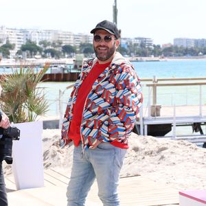 Laurent Ournac lors du photo call de ''Camping paradis'  sur la plage du Majestic lors de la 7eme saison de 'CanneSeries' à Cannes le 6 Avril 2024 

Denis Guignebourg/BestImage