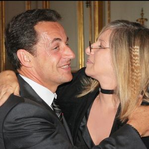 Barbra Streisand et l'ex-président de la République Nicolas Sarkozy qui l'a décorée des insignes d'officier de la légion d'honneur à l'Elysée. 2007. (BERTRAND RINDOFF PETROFF).