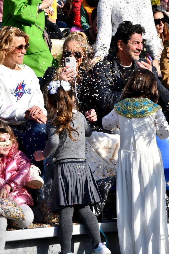 Laura Tenoudji Estrosi, sa fille Bianca, Adriana Karembeu Ohanian, son mari Aram et leur fille Nina durant la première bataille de fleurs du Carnaval de Nice 2022, Roi des Animaux, place Masséna à Nice, le 13 février 2022. © Bruno Bebert/Bestimage