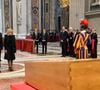 Une femme a brisé le protocole face au cercueil du pape François
Le président Emmanuel Macron et sa femme Brigitte Macron assistent aux obsèques du pape François à Rome. © Vatican Medias / Bestimage