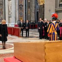 Mais qui était cette femme très remarquée qui n’a pas respecté les règles après le départ du pape François ?