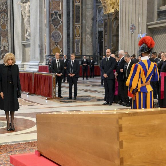 Une femme a brisé le protocole face au cercueil du pape François

Le président Emmanuel Macron et sa femme Brigitte Macron assistent aux obsèques du pape François à Rome. © Vatican Medias / Bestimage