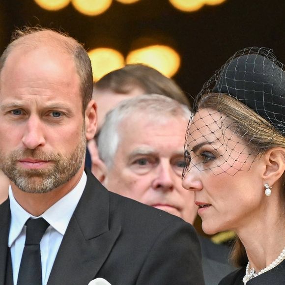 Le prince William et son épouse Kate Middleton durant les obsèques de la duchesse de Kent. © Backgrid UK/ Bestimage