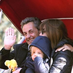 L'ancien président français Nicolas Sarkozy avec sa femme chanteuse Carla Bruni et leur fille Giulia sont aperçus en train de faire une promenade en calèche dans Central Park à New York City, NY, USA le 23 avril 2014. Photo by Dessalles-Guerin/ABACAPRESS.COM
