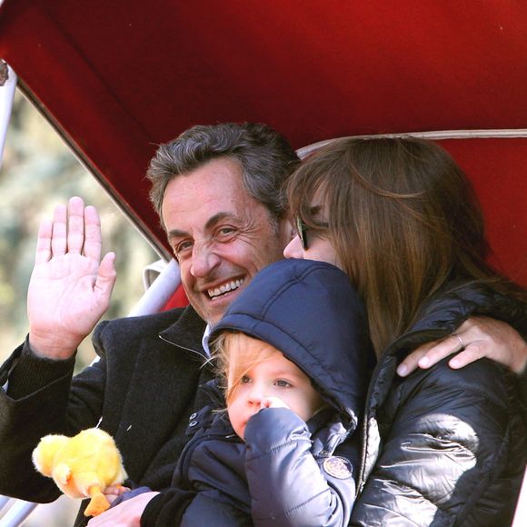 L'ancien président français Nicolas Sarkozy avec sa femme chanteuse Carla Bruni et leur fille Giulia sont aperçus en train de faire une promenade en calèche dans Central Park à New York City, NY, USA le 23 avril 2014. Photo by Dessalles-Guerin/ABACAPRESS.COM