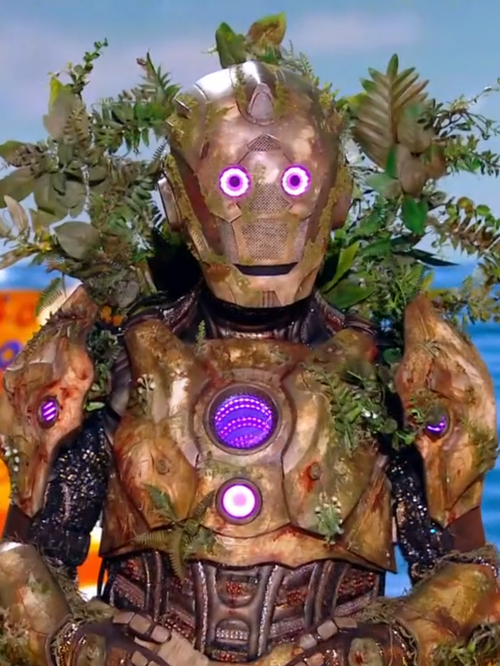 Mask Singer 9 : Le Cyborg ne poursuivra pas l'aventure, seul Kev Adams avait trouvé son identité alors qu'il a marqué toute une génération