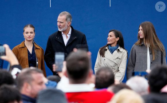 Elle aurait également coupé les ponts avec lui,

Le roi Felipe VI et la reine Letizia d’Espagne, La princesse Leonor, L'infante Sofia d'Espagne visitent Valdesoto, récompensé du Prix de la Ville Exemplaire des Asturies 2025, le 25 octobre 2025. 

Photo : LALO YASKY / BESTIMAGE
