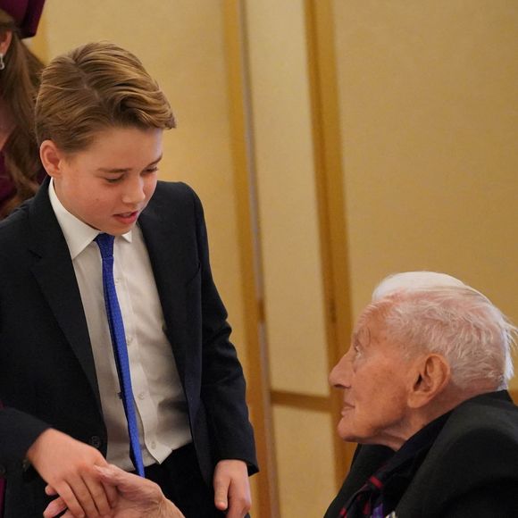 Le petit prince a même participé aux conversations avec les combattants de guerre.

Le Prince William et le Prince George lors de la célébration du 80ème anniversaire de la fin de la Seconde Guerre mondiale, à Londres, le 5 mai 2025.

Photo : Alpha Agency / Bestimage