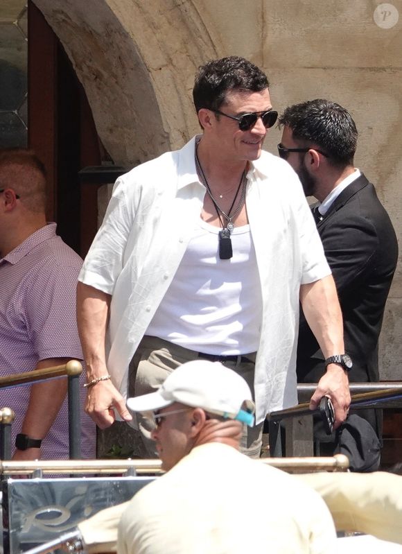Après des jours de célébrations opulentes et de protestations locales croissantes, la liste des invités vedettes du mariage de Jeff Bezos à Venise commence à rentrer chez elle. Les célébrités ont été vues en train de quitter l'île, clôturant une semaine qui a suscité à la fois glamour et controverse. Cet événement grandiose a laissé des traces dans la ville historique.
©Backgrid UK/ Bestimage



Sur la photo : Orlando Bloom
