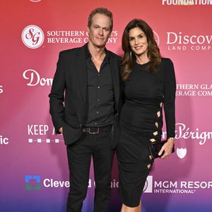 Quelques jours auparavant, elle se trouvait en Suisse dans le cadre de ses engagements avec Omega.

Rande Gerber et Cindy Crawford, le 14 Février 2026 à Las Vegas.

© David Becker/ZUMA Press Wire / Bestimage