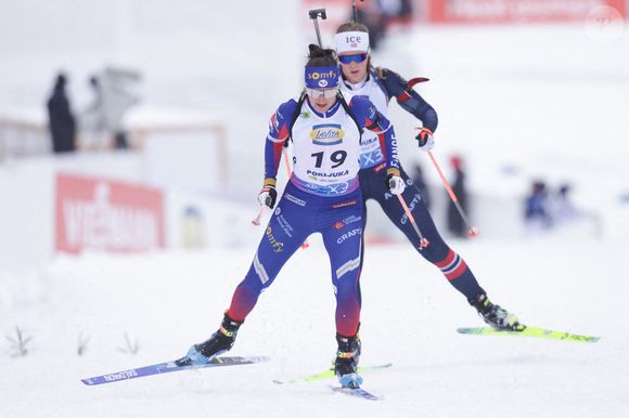 Julia Simon (avant) de France participe à l'épreuve individuelle courte de 12,5 km lors de la Coupe du monde de l'Union internationale de biathlon (IBU) à Pokljuka, en Slovénie, le 13 mars 2025. Photo by Zeljko Stevanic/Xinhua/ABACAPRESS.COM