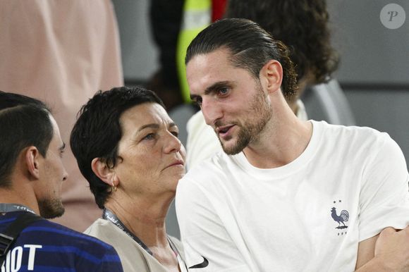 "On avait une très bonne entente même. Il était proche d’Adrien, il avait même je pense de l’affection pour Adrien. Il y a eu des tensions à partir de 2018 quand Adrien a souhaité partir. Adrien a été mis au placard parce qu’il ne voulait pas resigner (son contrat, ndlr)"

RABIOT Adrien (FRA) et sa mere Veronique Rabiot en tribunes lors du match du groupe D opposant la France au Danemark lors de la coupe du Monde au stade 974 à Doha au Qatar, le 26 novembre 2022. © Jean-Baptiste Autissier/Panoramic/Bestimage