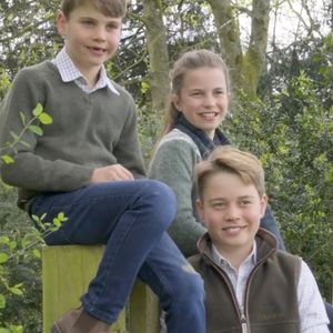 Le prince George de Grande-Bretagne célèbre son 12e anniversaire tout sourire, accompagné de ses frère et sœur, la princesse Charlotte, 10 ans, et le prince Louis, 7 ans. Photo fournie par JLPPA