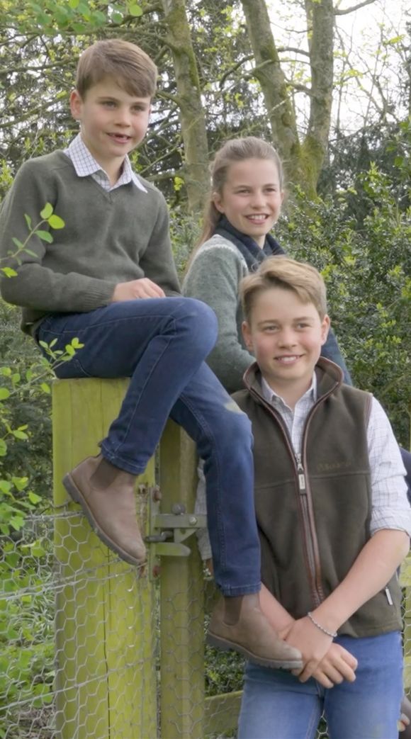 Le prince George de Grande-Bretagne célèbre son 12e anniversaire tout sourire, accompagné de ses frère et sœur, la princesse Charlotte, 10 ans, et le prince Louis, 7 ans. Photo fournie par JLPPA