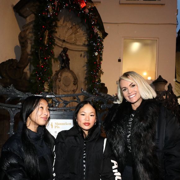 Joy et Jade Hallyday fêtaient respectivement leurs 17 et 21 ans. 

Laeticia Hallyday et son compagnon Jalil Lespert, accompagnés de Jade et Joy sont allés rendre visite au Manneken-Pis qui a été rhabillé en hommage à Johnny Hallyday à Bruxelles le 20 décembre 2022. © Dominique Jacovides / Bestimage
