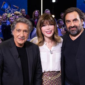 Frédéric François, André Manoukian, Isabelle Morizet (Karen Cheryl) en backstage de l'enregistrement de l'émission "La Boîte à secrets", présentée par F.Bollaert et diffusée le 16 janvier 2026 sur France 3, dans les studios du Lendit à Saint-Denis, France, le 16 décembre 2025. © Cyril Moreau/Bestimage