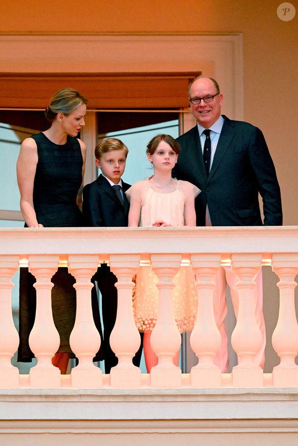 Le prince Albert II de Monaco, La princesse Charlène de Monaco, Le prince Jacques de Monaco, marquis des Baux,, La princesse Gabriella de Monaco, comtesse de Carladès lors de la célébration de la fête de la Saint Jean sur la Place du Palais princier de Monaco, le 23 juin 2025.

La Saint Jean est à l'origine une fête païenne puis chrétienne. Pour les païens, c'était une fête qui célébrait les moissons. Une fois christianisée, cette fête est devenue celle du solstice d'été et donc la fête de la lumière.

© Bruno Bebert / Bestimage
