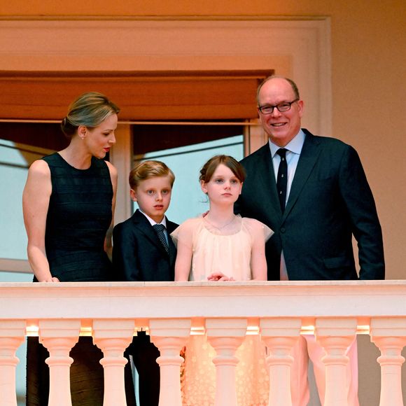 Le prince Albert II de Monaco, La princesse Charlène de Monaco, Le prince Jacques de Monaco, marquis des Baux,, La princesse Gabriella de Monaco, comtesse de Carladès lors de la célébration de la fête de la Saint Jean sur la Place du Palais princier de Monaco, le 23 juin 2025.

La Saint Jean est à l'origine une fête païenne puis chrétienne. Pour les païens, c'était une fête qui célébrait les moissons. Une fois christianisée, cette fête est devenue celle du solstice d'été et donc la fête de la lumière.

© Bruno Bebert / Bestimage