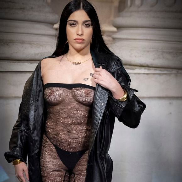 La jeune femme de 28 ans, dont la ressemblance avec sa maman est flagrante, a visiblement aussi héritée du sens du célébrissime sens de la provocation de l'interprète de "La Isla bonita" : Lourdes Leon s'est en effet montrée avec un grand collant, laissant peu de mystère sur son corps.

Lourdes Leon au photocall du défilé Saint Laurent  "Collection Masculine Prêt-à-Porter Automne/Hiver 2025-2026" lors de la Fashion Week de Paris (PFW) le 28 janvier 2025 © Olivier Borde /Bestimage