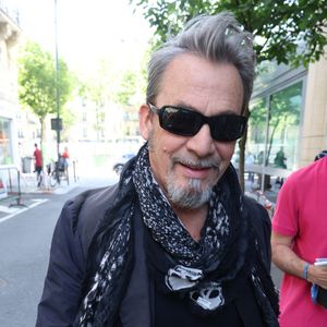 "C'est jamais derrière nous quand on chope cette saloperie. On sait qu'elle peut revenir à tout moment et durant plusieurs années, on doit contrôler", a-t-il indiqué

Florent Pagny quitte les studios RTL à Neuilly-sur-Seine le 2 Mai 2025. © Denis Guignebourg/BestImage