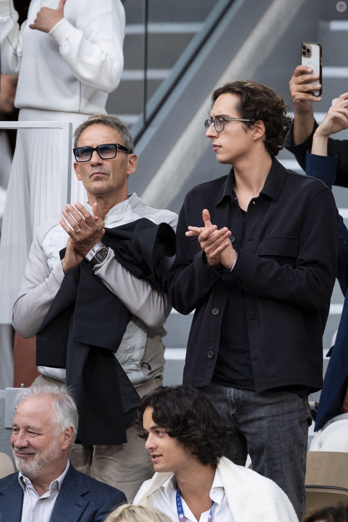 photo-julien-courbet-et-son-fils-gabin-dans-les-tribunes-lors-de-la