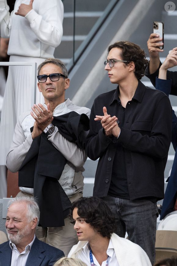 Julien Courbet et son fils Gabin dans les tribunes lors de la session du soir des Internationaux de France de Tennis de Roland Garros 2025, à Paris, France, le 4 juin 2025. © Jacovides-Moreau/Bestimage