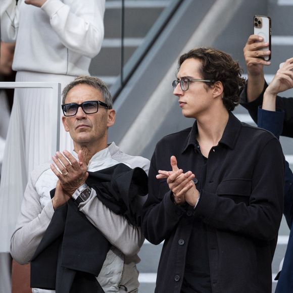 Julien Courbet et son fils Gabin dans les tribunes lors de la session du soir des Internationaux de France de Tennis de Roland Garros 2025, à Paris, France, le 4 juin 2025. © Jacovides-Moreau/Bestimage