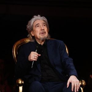 "C’est sans soute ce qu’il y a de plus émouvant. L’entendre parler de l’homme, et pas seulement de l’artiste, a tapé dans le mile de mon coeur."

Serge Lama lors de l'enregistrement de l'émission "Serge Lama, le dernier rappel" présentée par F. Bollaert, diffusée le vendredi 21 novembre 2025 sur France 3 à 21h10, au théâtre Marigny à Paris, France, le 29 avril 2025. © Clovis-Moreau/Bestimage