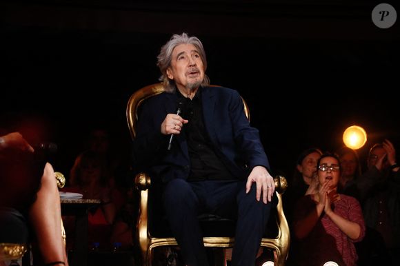 "C’est sans soute ce qu’il y a de plus émouvant. L’entendre parler de l’homme, et pas seulement de l’artiste, a tapé dans le mile de mon coeur."

Serge Lama lors de l'enregistrement de l'émission "Serge Lama, le dernier rappel" présentée par F. Bollaert, diffusée le vendredi 21 novembre 2025 sur France 3 à 21h10, au théâtre Marigny à Paris, France, le 29 avril 2025. © Clovis-Moreau/Bestimage