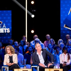 Exclusif - François Berléand, Mireille Dumas et Garou lors de l'enregistrement de l'émission "La Boîte à secrets", présentée par F.Bollaert et diffusée le 26 septembre 2025 sur France 3, dans les studios du Lendit à Saint-Denis, Seine Saint-Denis, France, le 8 septembre 2025. © Pierre Perusseau/Bestimage