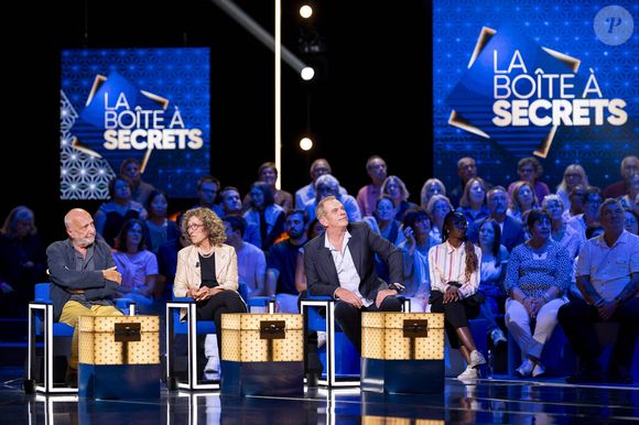 Exclusif - François Berléand, Mireille Dumas et Garou lors de l'enregistrement de l'émission "La Boîte à secrets", présentée par F.Bollaert et diffusée le 26 septembre 2025 sur France 3, dans les studios du Lendit à Saint-Denis, Seine Saint-Denis, France, le 8 septembre 2025. © Pierre Perusseau/Bestimage