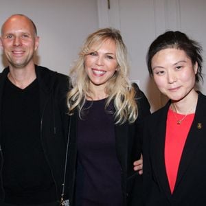 Laurence Auzière, son compagnon Matthieu Graffensttaden avec la pianiste Min-Jung Kym lors de la soirée de vernissage de l'exposition du duo d'artistes Laurence Graffensttaden (Matthieu Gasser et Laurence Auzière) (Edition Florentin) à la boutique Steinway & Sons à Paris le 25 novembre 2024.

© Philippe Baldini / Bestimage