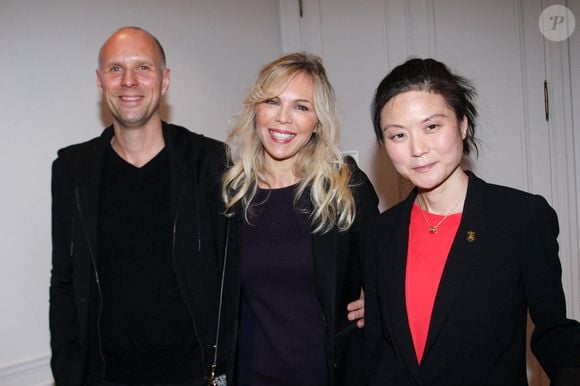 Laurence Auzière, son compagnon Matthieu Graffensttaden avec la pianiste Min-Jung Kym lors de la soirée de vernissage de l'exposition du duo d'artistes Laurence Graffensttaden (Matthieu Gasser et Laurence Auzière) (Edition Florentin) à la boutique Steinway & Sons à Paris le 25 novembre 2024.

© Philippe Baldini / Bestimage