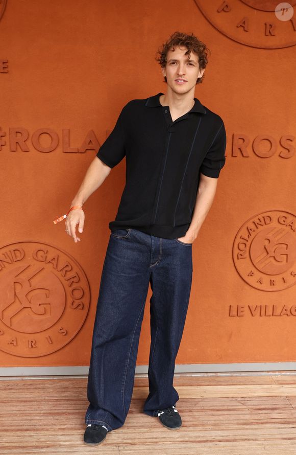 Aliocha Schneider au village lors des Internationaux de France de Tennis de Roland Garros 2026. Paris, le 3 juin 2026.
© Jacovides-Moreau / Bestimage