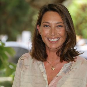 "Dans des moments où tu es très triste, tu ne pleures pas. Le cœur se ferme (...), c’est ton corps qui se protège", a-t-elle confié.

Laura Smet au photocall du film "Surface" lors de la 18ème édition du Festival du Film Francophone de Angoulême (FFA) le 26 août 2025.

© Coadic Guirec / Bestimage