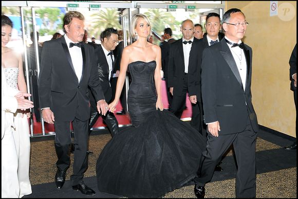 Johnny et Laeticia Hallyday - Montée des marches du film "Vengeance" au 62e Festival de Cannes le 17 mai 2009 DANIEL ANGELI / BESTIMAGE