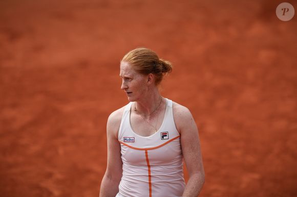 Le couple pose dans les coulisses de Roland-Garros avec une peluche, et un body, avec l'inscription "Né pour jouer".

La Belge Alison Van Uytvanck lors des Internationaux de France de Tennis de Roland Garros 2022, le 25 mai 2022. © Aurélien Morissard / Panoramic / Bestimage