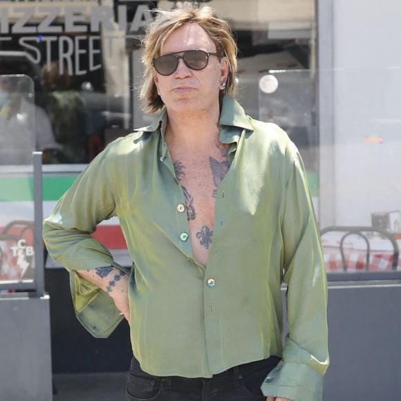 Mickey Rourke va déjeuner à Los Angeles, le 21 juin 2022.